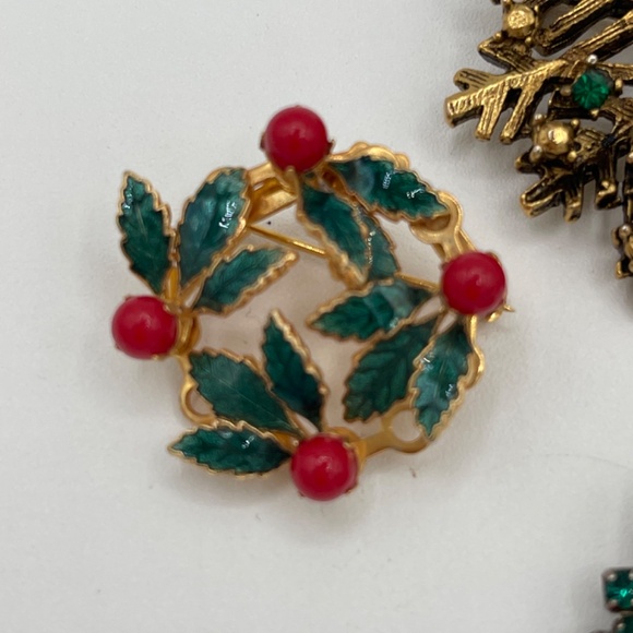 Vintage Christmas Wreath Brooch Lot Of 4 Enamel Rhinestones Gold Tone Red Green - Picture 6 of 8